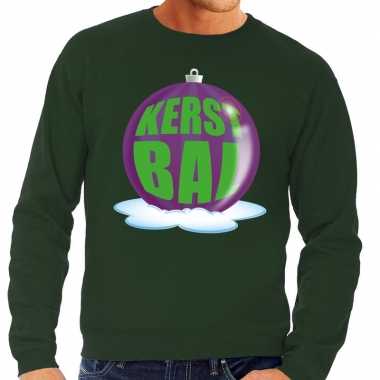 Foute feest kerst sweater met paarse kerstbal op groene sweater voor