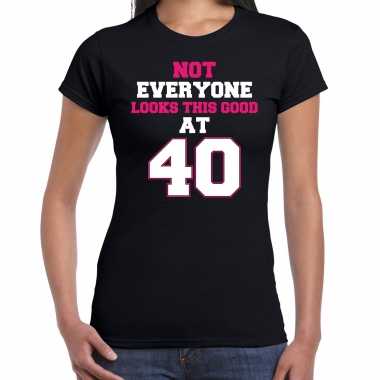Not everyone looks this good at 40 t-shirt - 40 jaar verjaardag shirt zwart voor dames kopen