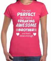 Freaking awesome brother broer cadeau t-shirt roze voor dames kopen