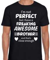 Freaking awesome brother broer cadeau t-shirt zwart voor heren kopen
