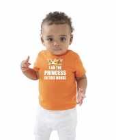 I am the princess in this house t-shirt oranje koningsdag baby peuter voor meisjes kopen