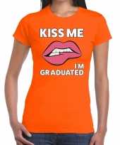 Kiss me i am gratuaded oranje fun t-shirt voor dames kopen
