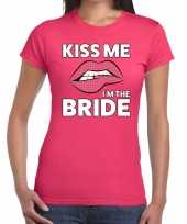Kiss me i am the bride roze fun t-shirt voor dames kopen