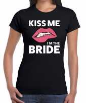 Kiss me i am the bride zwart fun t-shirt voor dames kopen