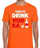 Time to drink vodka fun t-shirt oranje voor heren kopen