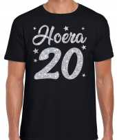 Zwart hoera 20 jaar verjaardag jubileum t-shirt voor heren met zilveren glitter bedrukking kopen
